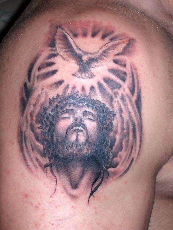 Tatuaje de Jesús y Espíritu Santo