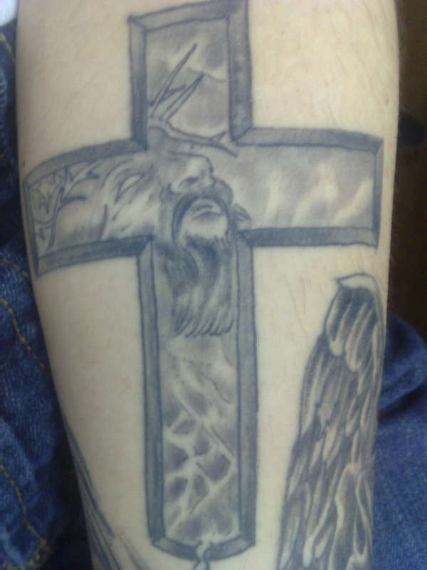 Le tatouage du douleur de Jésus dans le croix