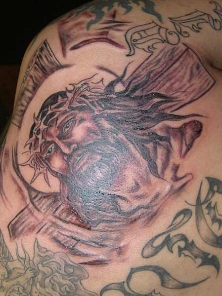 Le tatouage de Jésus sur le croix de bois