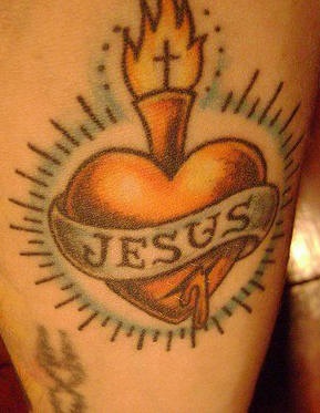 Tatuaje de corazón con nombre Jesús