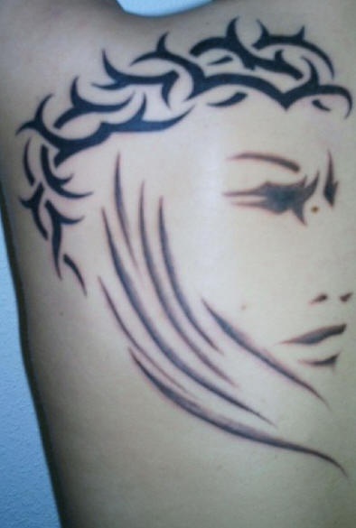 Tatuaje retrato minimalistico de una chica en la corona de espias