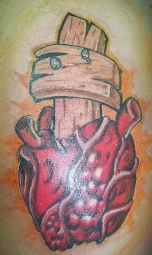 cuore con la croce di legno tatuaggio