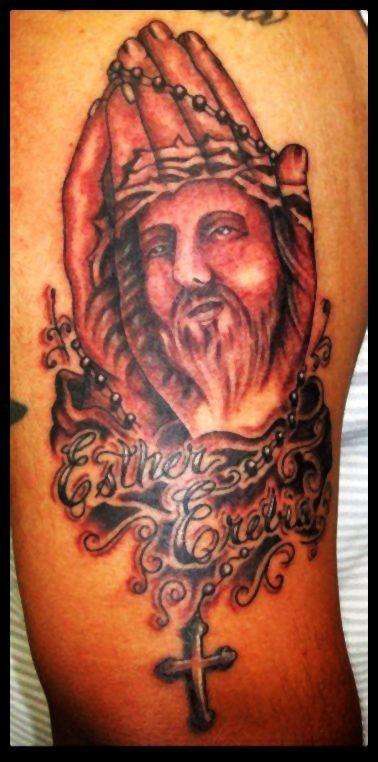 Tatuaje de las manos rezando con el retrato de Jesús en la piel