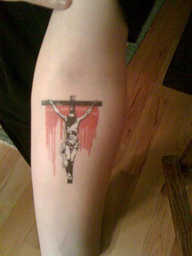 Tatuaje realistico de Jesús crucificado