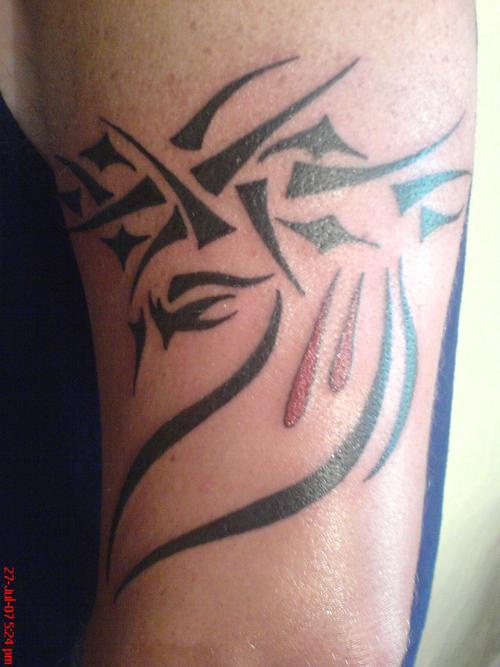 Tribal Maßwerk schwarze Tinte Tattoo