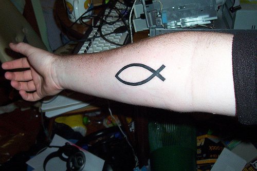 gesu" ichthys simbolo tatuaggio sul braccio