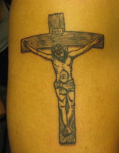 el tatuaje de jesucristo en la cruz hecho en tinta negra