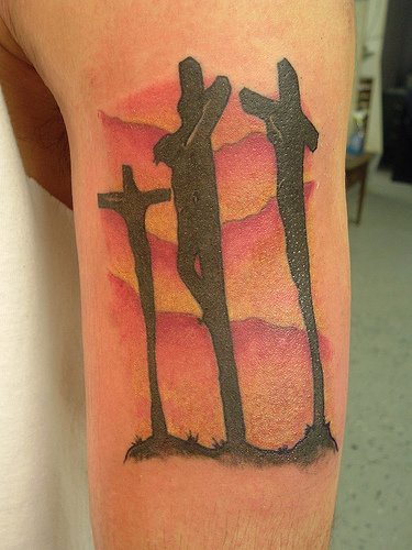 Tatuaje a color de Colgofa y tres cruces