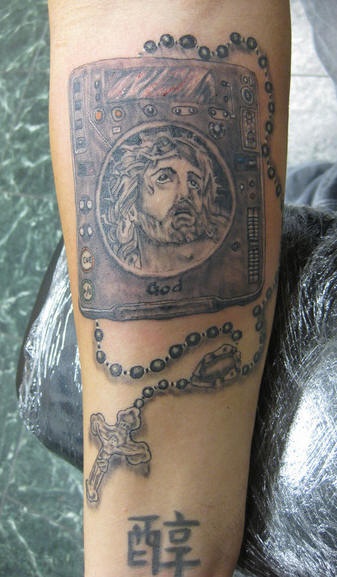 Il tratto di Gesù con  la croce e qualche geroglifico tatuati