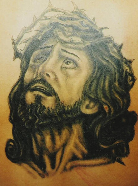 el tatuaje de jesucristo hecho en tinta negra