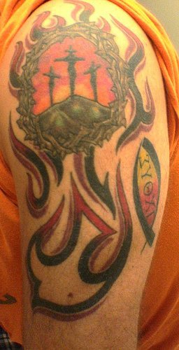 Tatuaje a color de monte Golgofa y unas tracerías