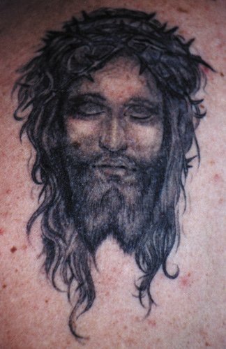 Porträt  von Jesus mit geschlossenen Augen schwarze Tinte Tattoo