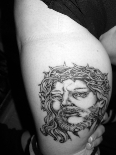 Kopf  des Jesuses mit schwarzer Tinte Tattoo