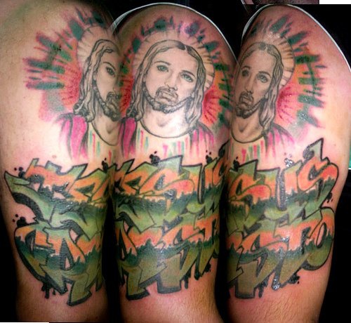 Le tatouage du visage de Jésus sur le bras