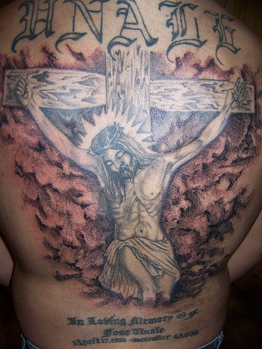 gesu sul crocefisso sulla schiena tatuaggio