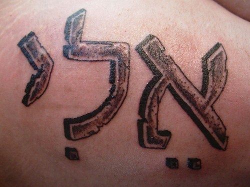 tatuaje de escritos judios de piedra