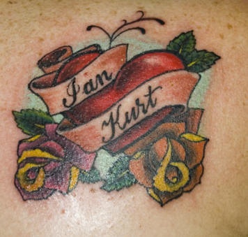 Tatuaje a color de nmbres, rosas y corazones