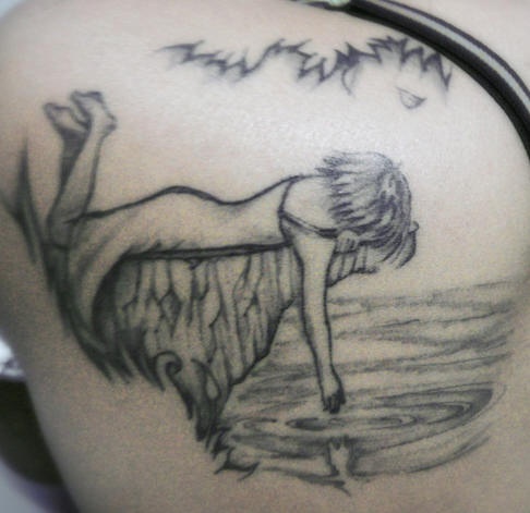 Tatuaje de chica tumbada en orilla de rio