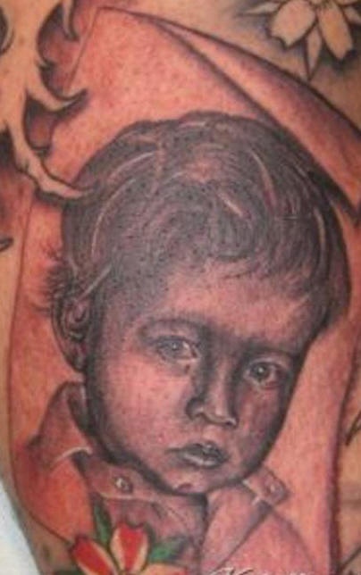 piccolo bambino inchiostpo nero tatuaggio