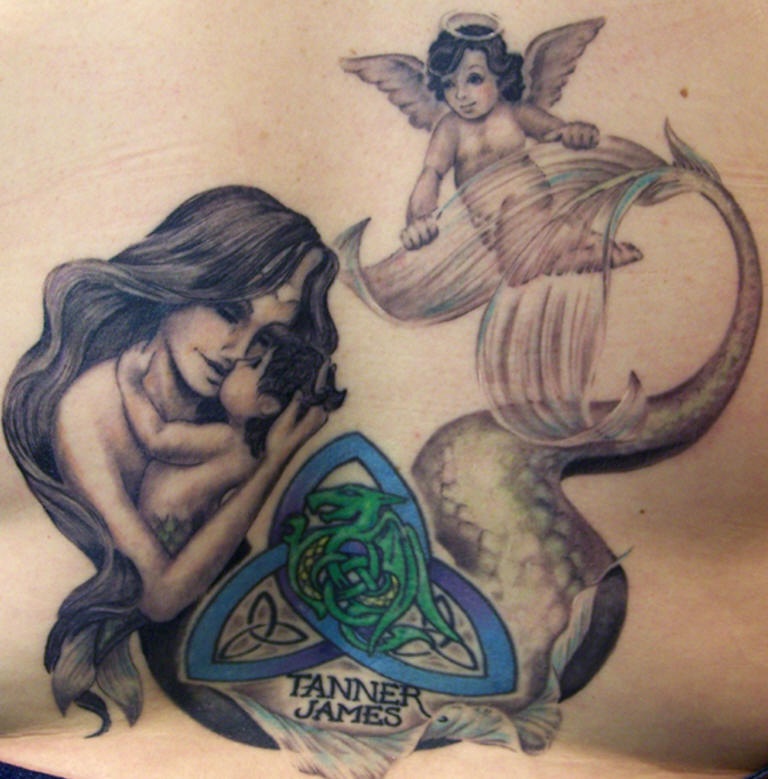 Tatuaje de cirena con niño y ángel