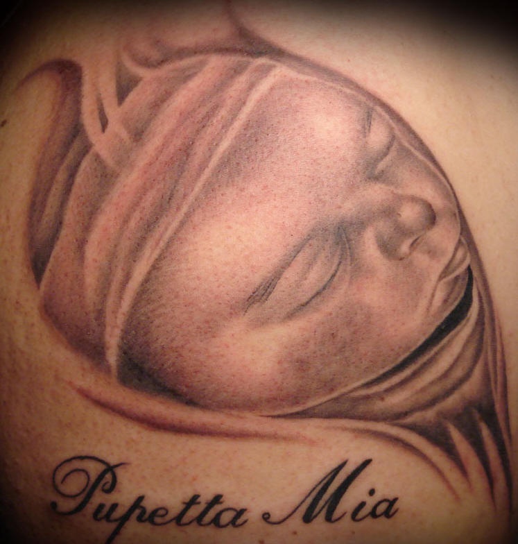 Kleines Gesicht des Neugeborenes Tattoo