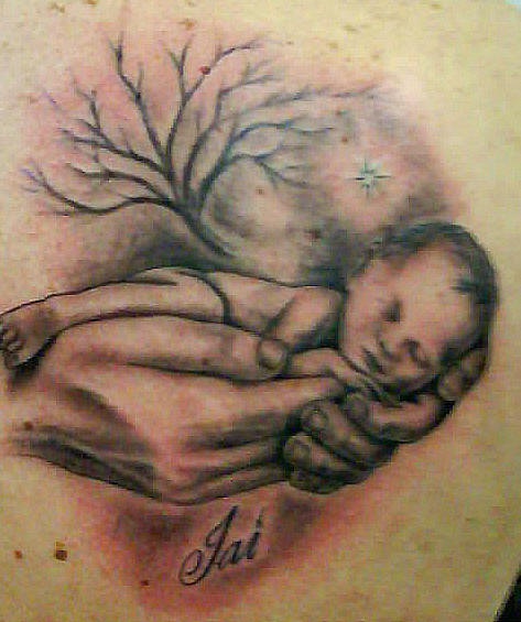 Tatuaje de un bebé en las manos