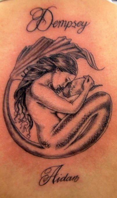 Tatuaje de serena y un niño