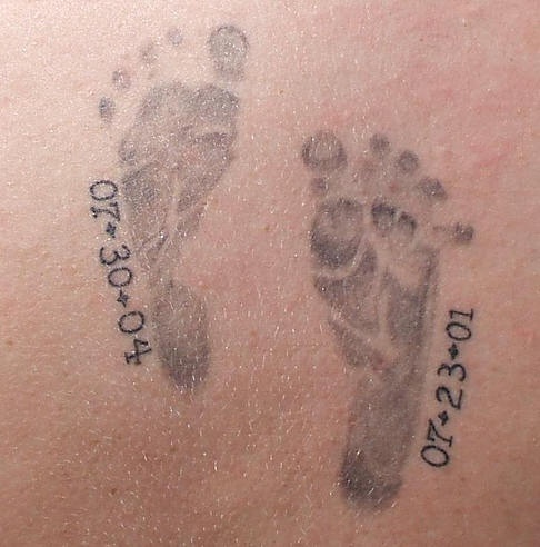 Tatuaje de huellas infantiles y fechas de nacimiento