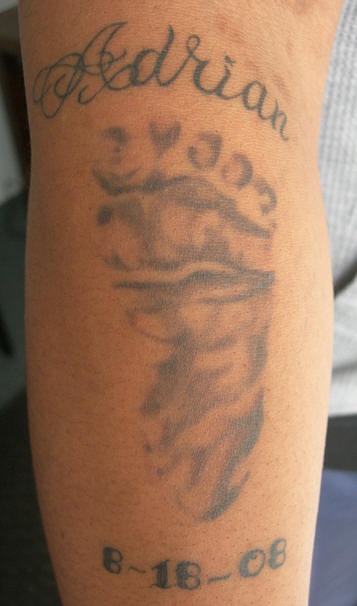 Tatuaje de huella de Adrian y su fecha de nacimiento