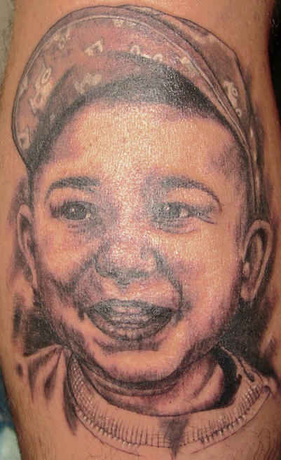 Tatuaje hecho por foto retrato de un niño