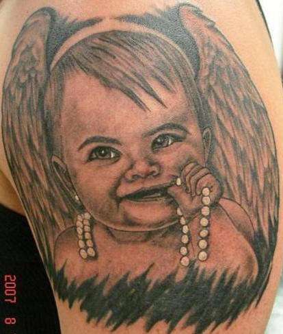 Tatuaje retrato de una niña como ángel con alas