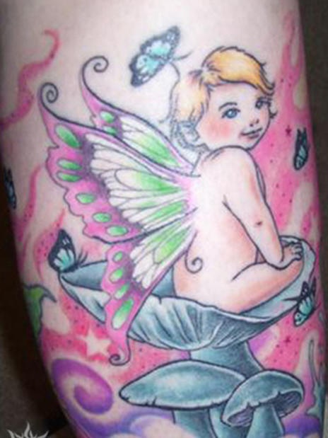 Kleines Fee-Kind auf Pilz farbiges Tattoo