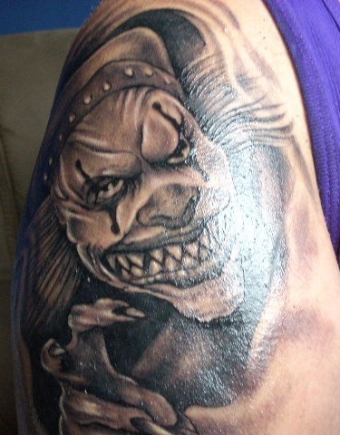tatuaje de payaso asesino con dientes afilados