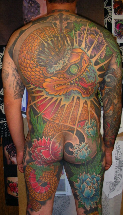 Le tatouage sur presque tout le corps avec un roi serpent