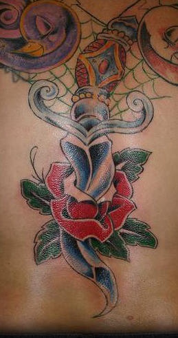 Wellenförmiger  Messer und Rose farbiges Tattoo