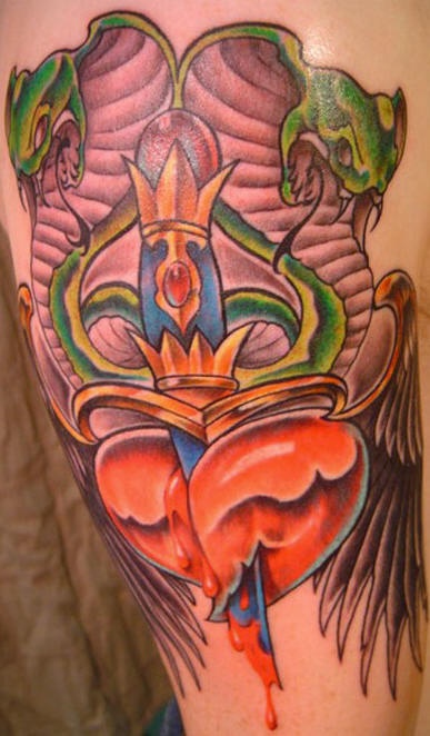 tatuaje obra de arte de cuchillo y cobras atravesando el corazón