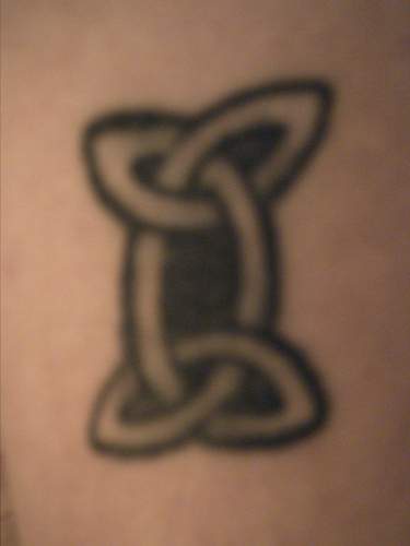 Keltischer Knoten in schwarzer Tinte Tattoo