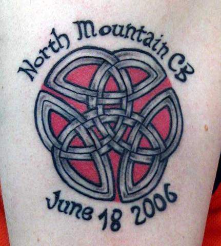 Tattoo mit Knoten maßwerk und Inschrift &quotNorth mountain cb"