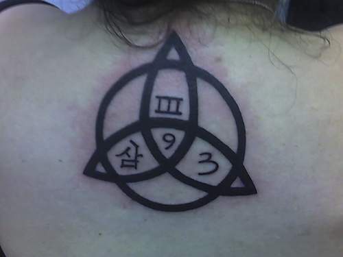 le tatouage de symbole de trinité avec des inscriptions