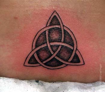 Dreiheitssymbol in schwarzer Tinte Tattoo