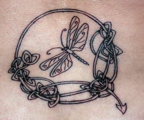 knotwork libellula tatuaggio nero