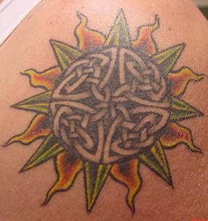 Tatuaje del sol céltico con nudos