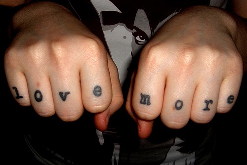 Tatuaje en los nudillos, letras pequeñas simples, ama más