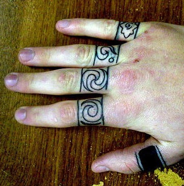 Tattoo von verschiedenen Ringen an Fingerknöcheln