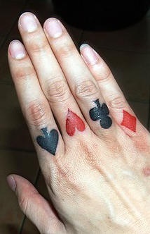 Tatuaje en los nudillos, signos de naipes