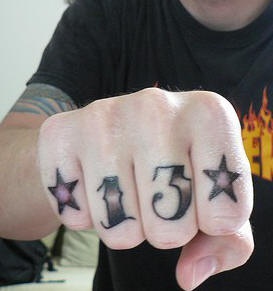 Stilisiertes Tattoo &quot13" zwischen zwei  Sternen an Fingerknöcheln