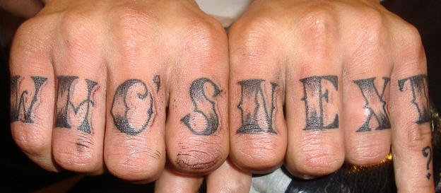 Tatuaje en los nudillos, quién es el siguiente, letras grandes