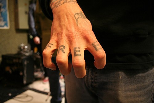 Einfaches Tattoo &quotFree" an Fingerknöcheln