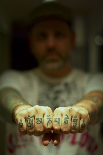 Tatuaggio sulle dita i geroglifici