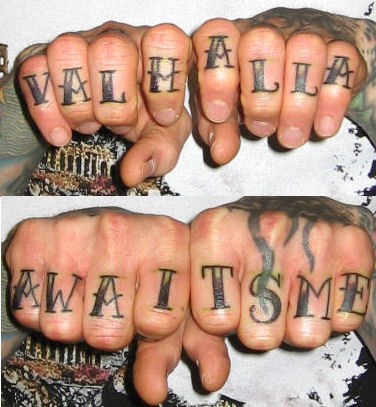 La scritta &quotVAL HALLA AWA IT&quotS ME" tatuata sulle dita